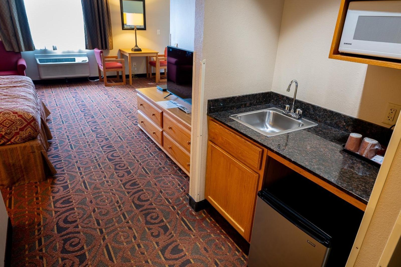 Savanna Inn & Suites Exterior foto